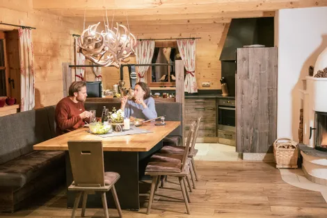 Abendessen vor dem Kaminfeuer